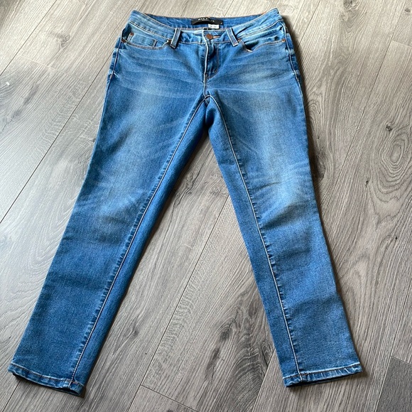 Max studio Ankle  Jeans with Rose hardware and embroidered pocket design. - Picture 3 of 9